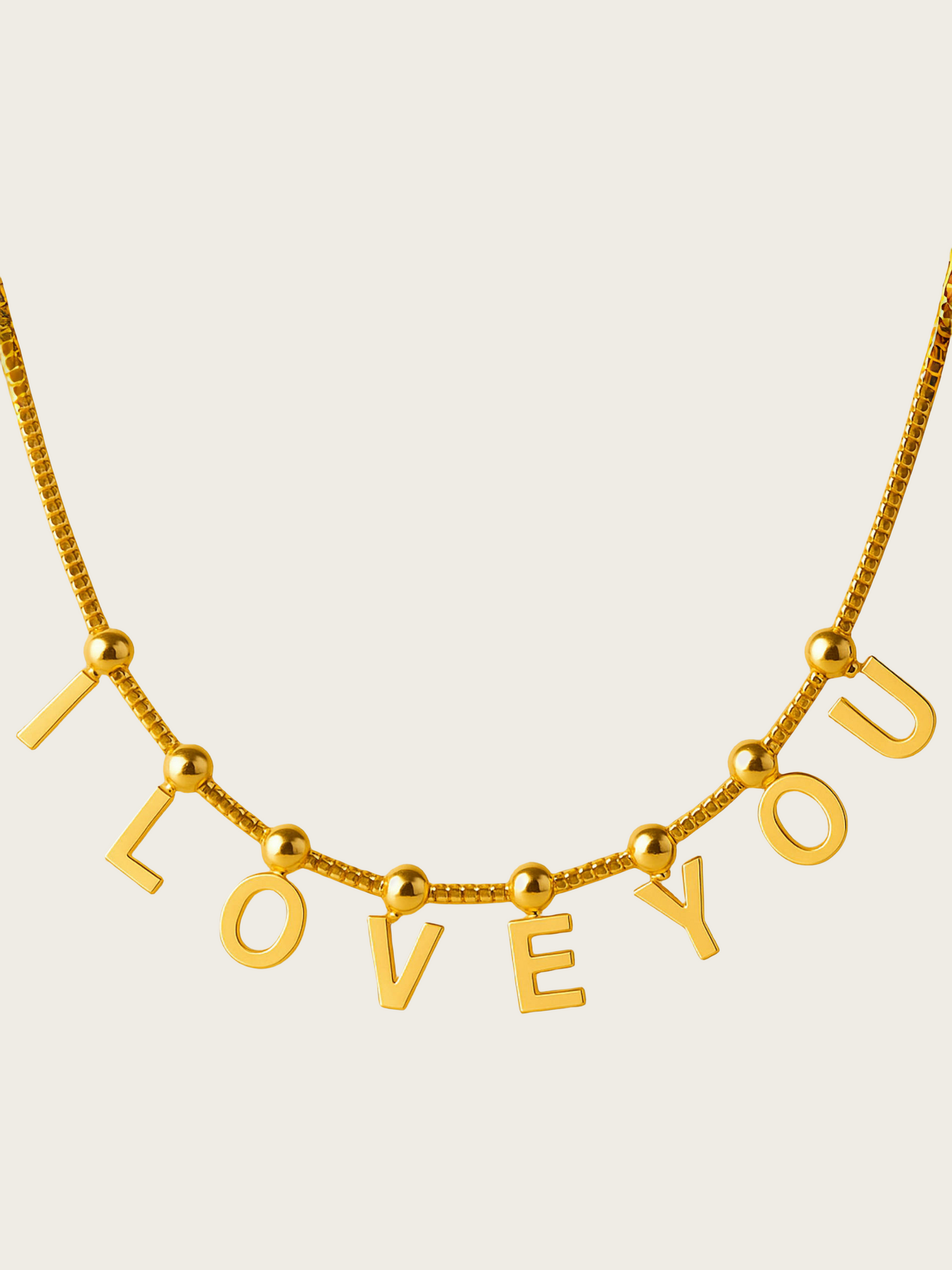 Personalize yourself: Gold letter pendant