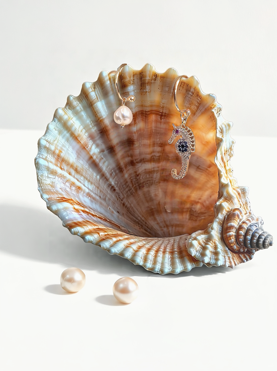 Marella series |gold-plated seahorse and pearl asymmetric earrings