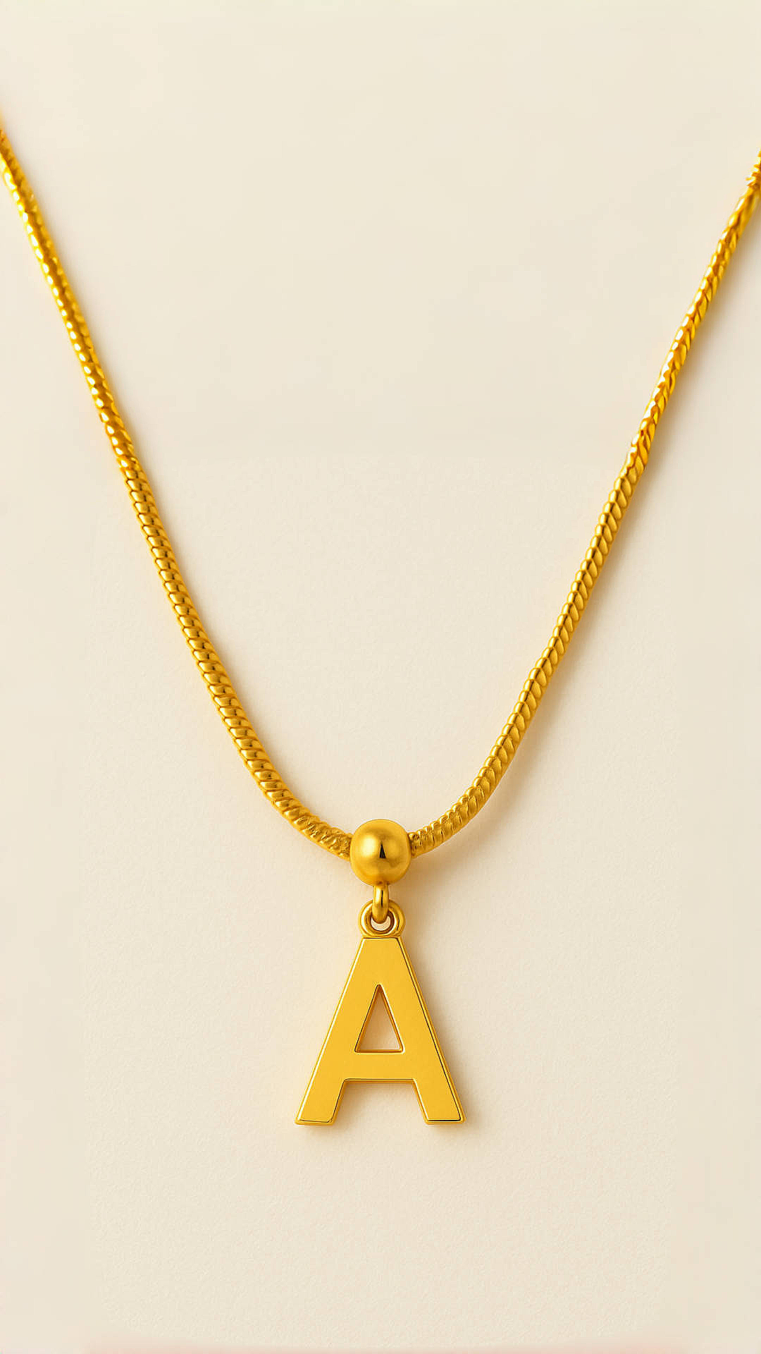 Personalize yourself: Gold letter pendant